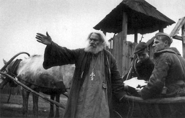 священник Романушко с партизанми