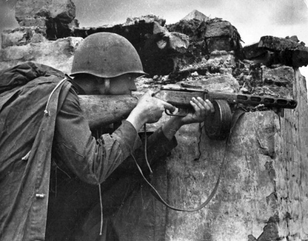 red army soldier armed with the PPSh submachinegun in Bogushevsk 1944 foto photo World War II