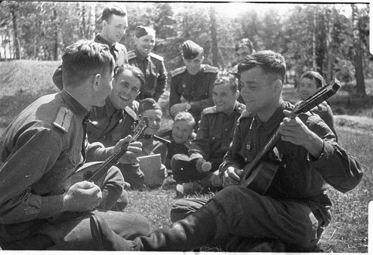 foto photo ww2 WWII Фото ВОВ РККА Soviet soldiers with guitars