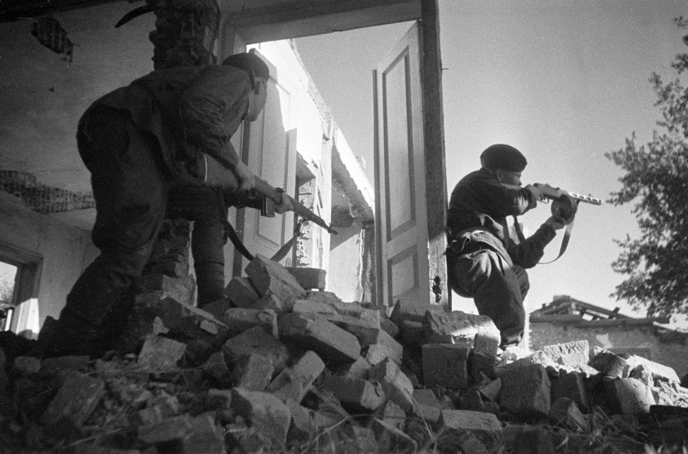 ww2 foto WWII , Soviet troops near Kiev in 1943 photo