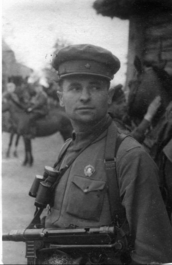 foto photo ww2 WWII Фото ВОВ Russian officier with MP-40