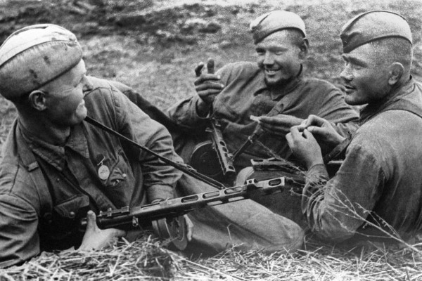 ww2 foto Soviet soldiers are smoking