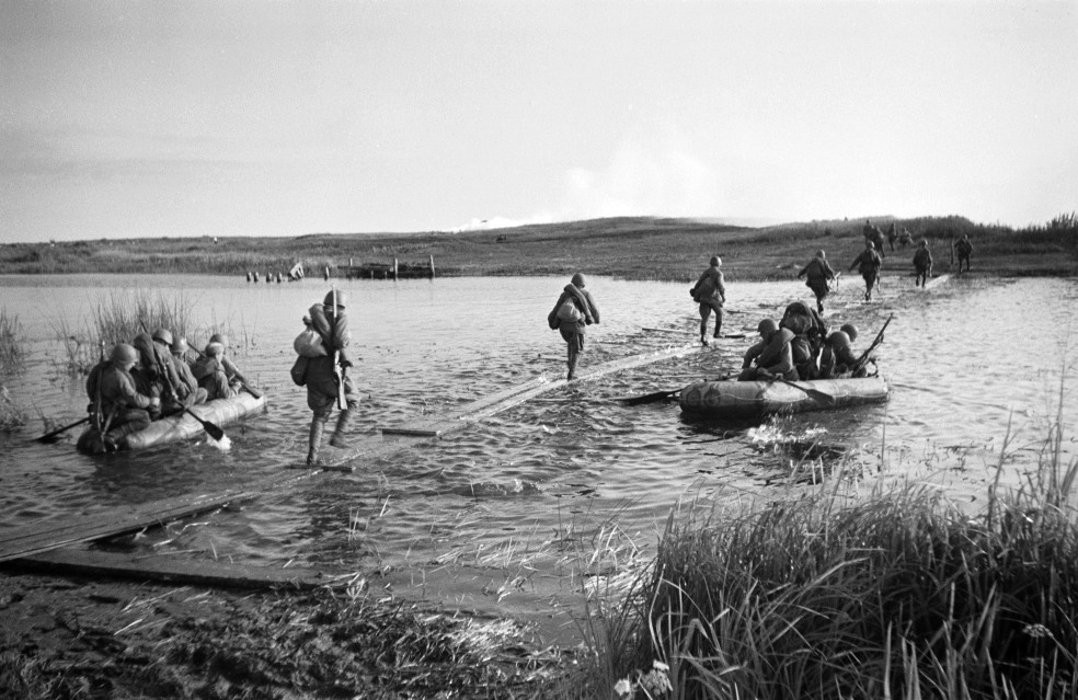 Фотография ВОВ РККА Красноармейцы переправляются через реку под Воронежем