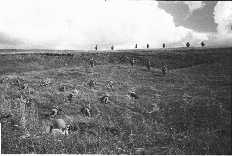 советские солдаты атакуют через поле ВОВ фото