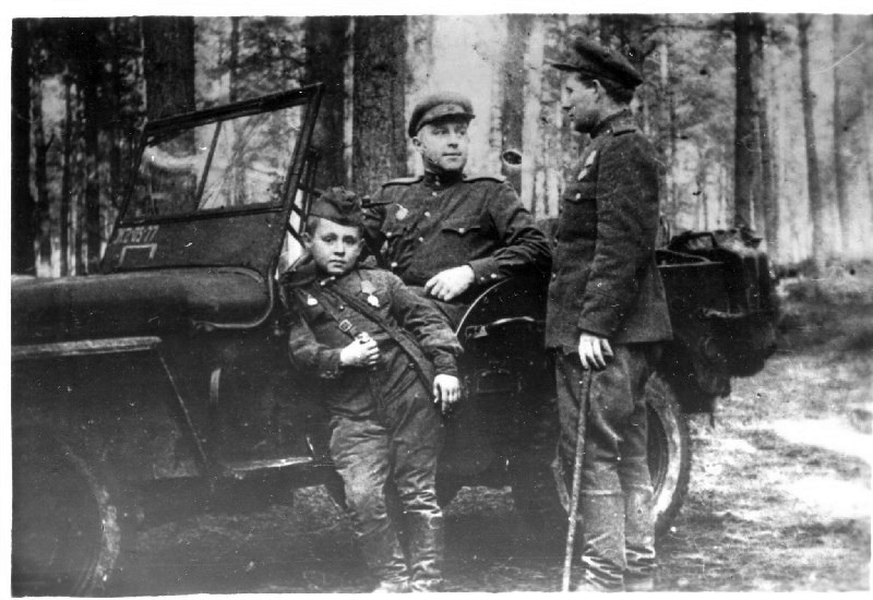 Командир 7 омцб Н. П. Беклемишев с воспитанником корпуса Толей Гончаруком. 1943-1945 года