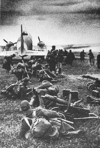 чехословацкие солдаты с советским вооружением