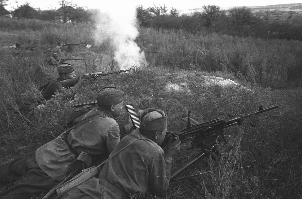 machinegun infantry WW2 photo