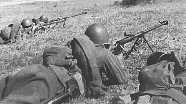 Sovjet schutters soldaten met anti-tank gun PTRD ATR