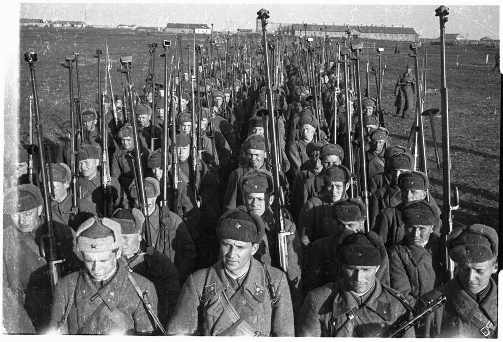 советские бронебойщики в строю