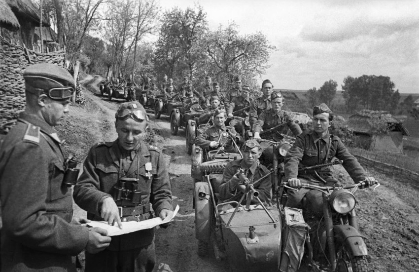 Бойцы 1-го чехословацкого корпуса на советских мотоциклах М-72 с пулеметами и ППС в Карпатах.
