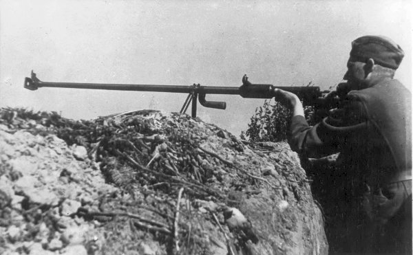 чехословацкий бронебойщик с противотанковым ружьем ПТРД калибра 14,5-мм