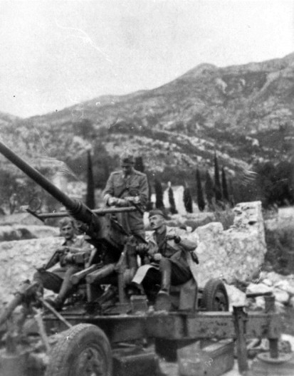 Jugoslowianskich zolnierzy z radzieckiej artylerii