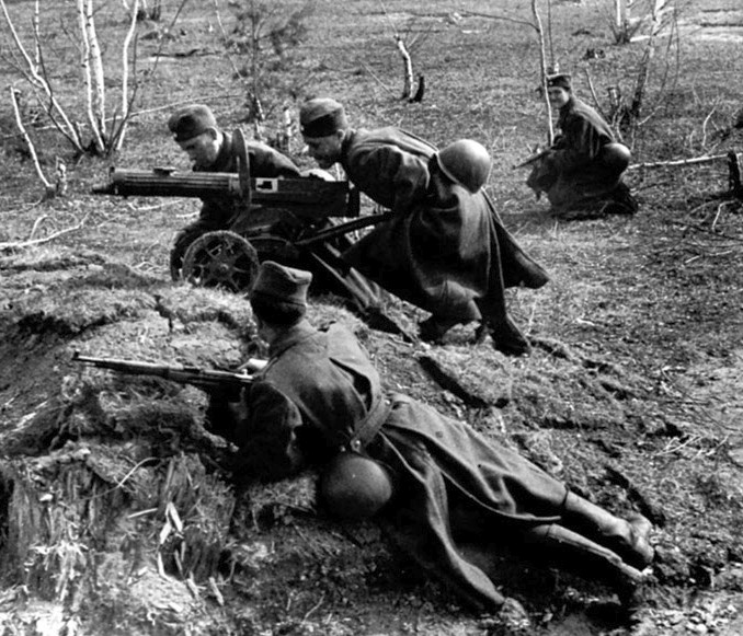 Joegoslavische soldaten gewapend met de Sovjet-wapen WWII