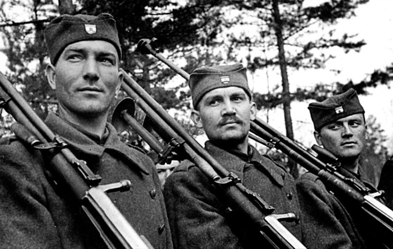 Jugoslawischen Soldaten mit der Sowjet Waffe bewaffnet