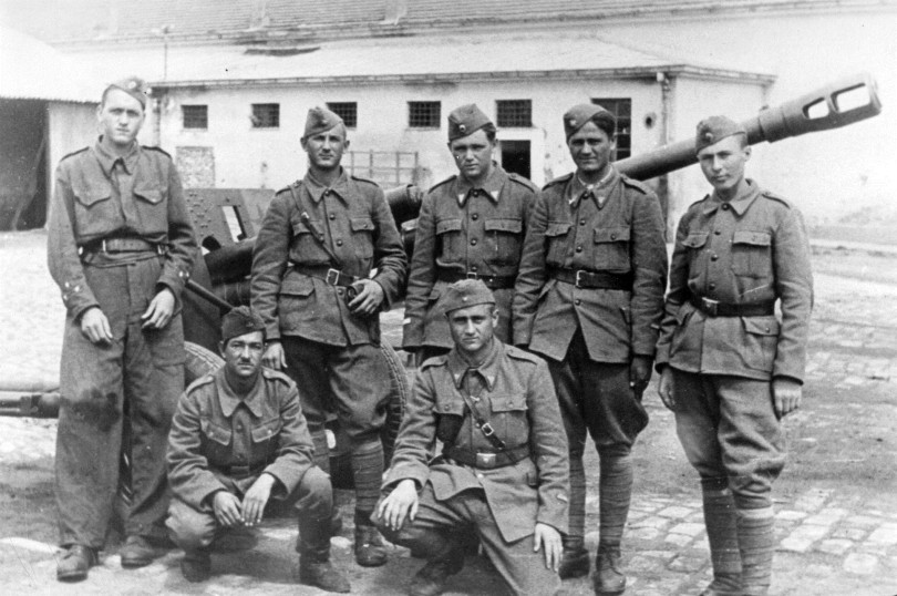 Jугословенски воjници вооружени со Советскиот ЗИС3