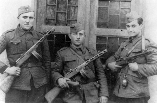 Joegoslavische soldaten met Russische wapens