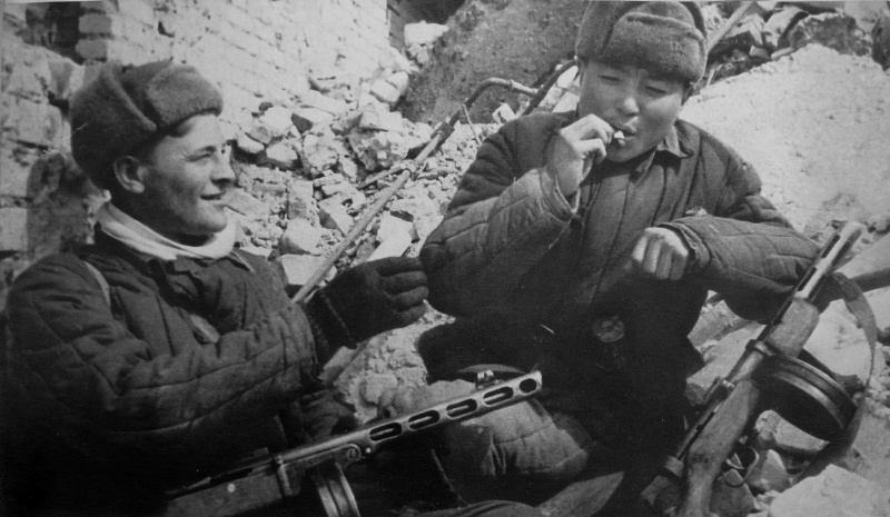 Soviet soldiers PPD SMG in Stalingrad