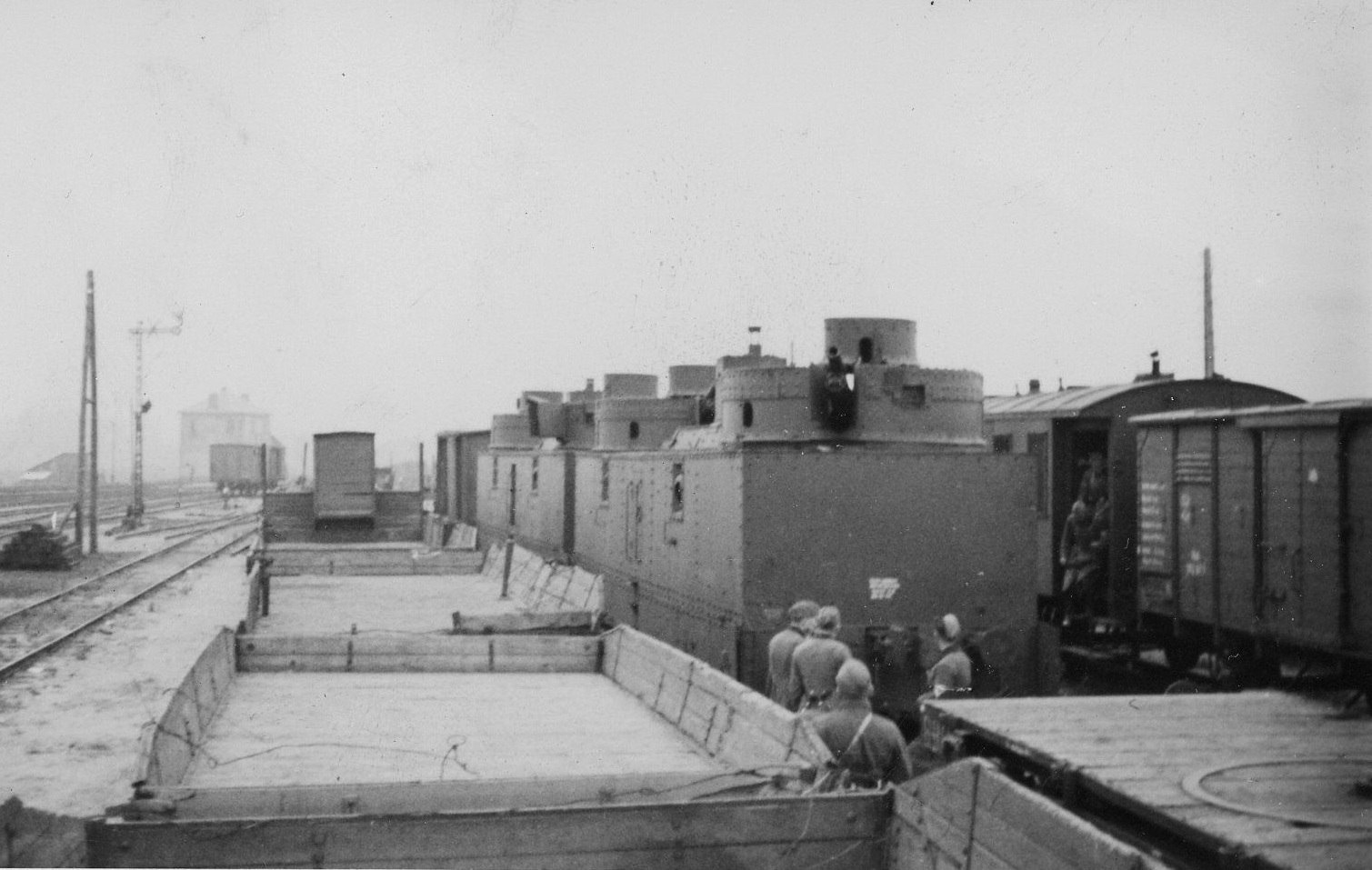 Две советские легкие бронеплощадки типа военный склад №60, захваченные на железнодорожной станции Гродно