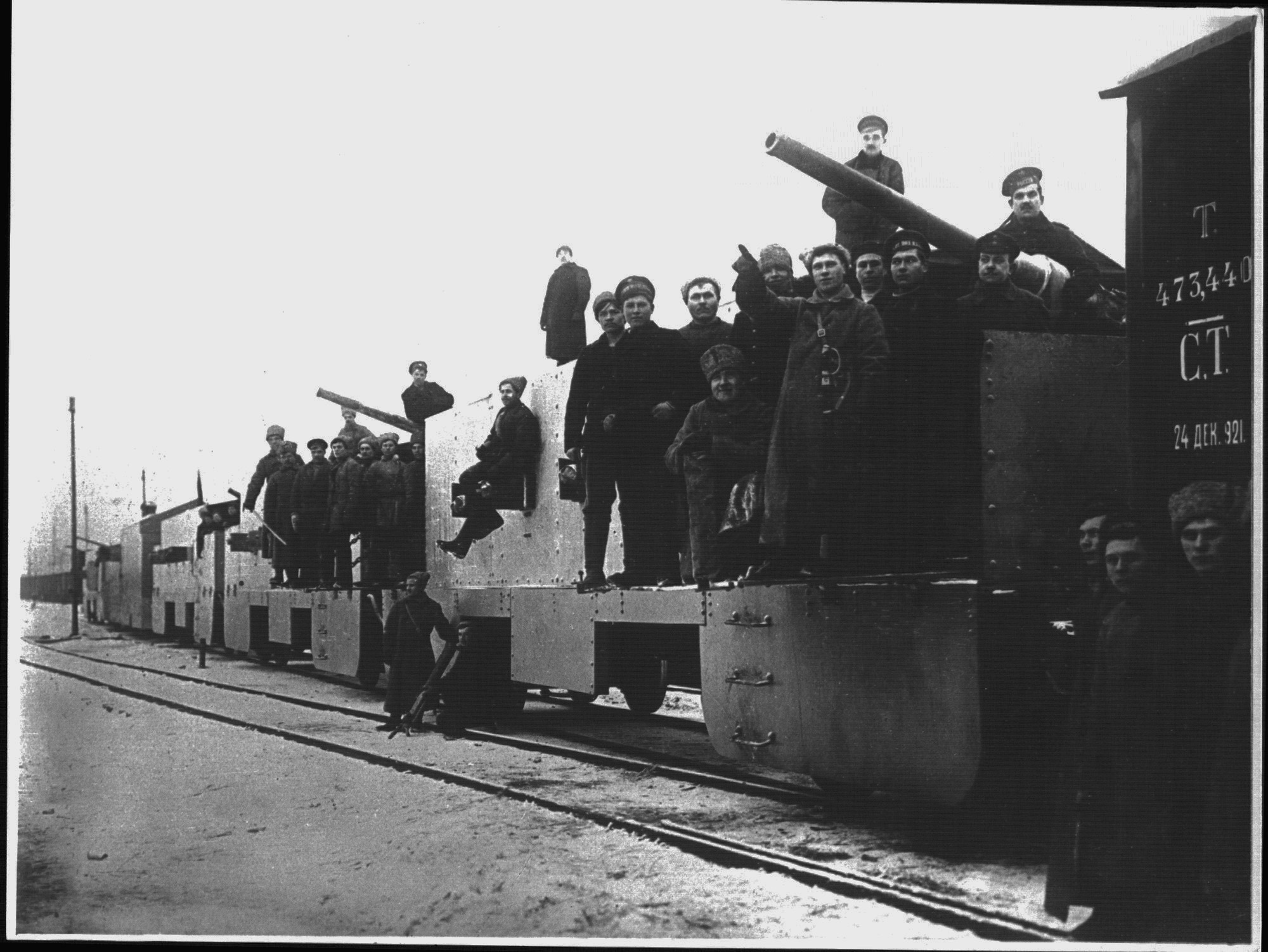 Бронепоезд Ижевского завода, отправляемый на фронт против Юденича под Ямбург 473440