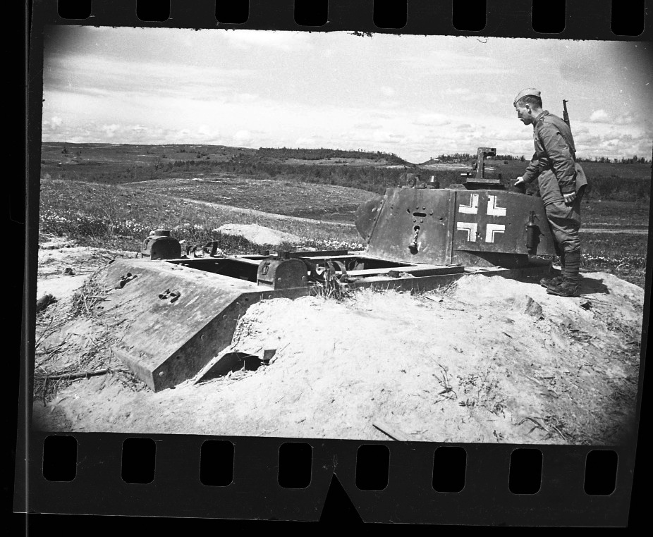 Перезахваченный танк БТ-7 фото ВМВ