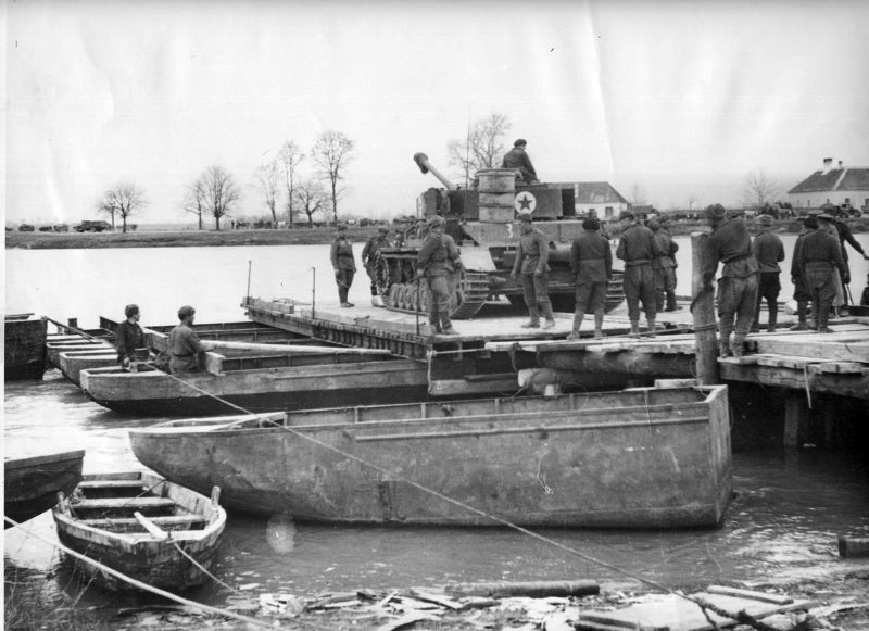 Советские воины помогают переправить через реку Ваг румынский танк