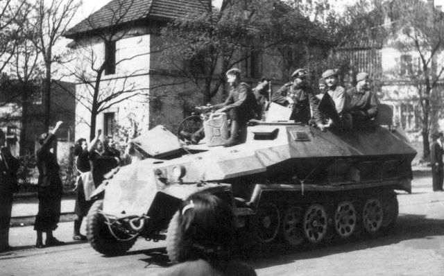 трофейный БТР Sonderkraftfahrzeug 251 Ausf C8