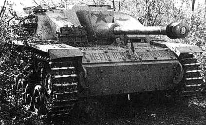 russian troops camouflage captured StuG.40 in ambush