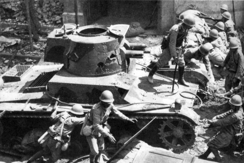 Японцы у подбитого китайского танка 'Виккерс-Армстронг 6-тонный' в 1937. Двадцать машин модели F в 1934—1936 годах были закуплены Китаем в Польше