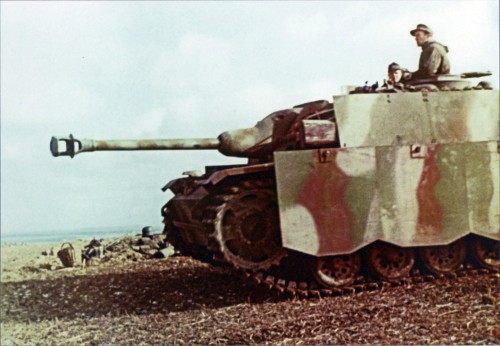 Немецкая САУ ШТУГ IIIG (Артштурм-3) 210-й бригады штурмовых орудий в Нормандии, цветное фото 1945