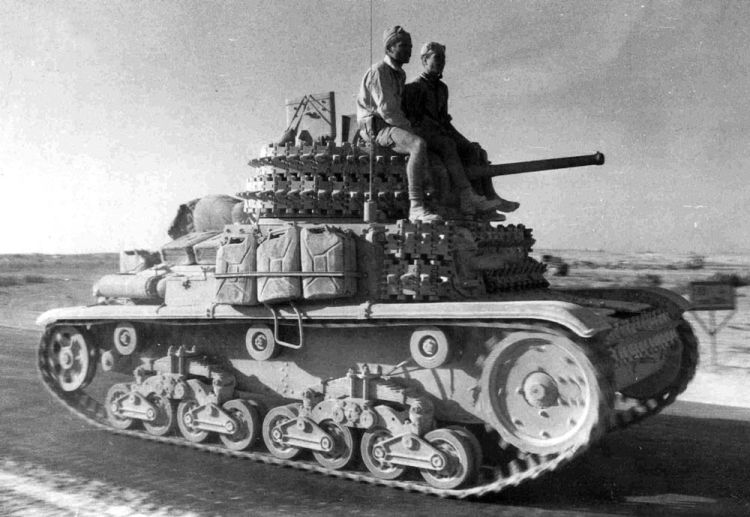 танк М14/41 с запасными топливными канистрами и гусеничными траками в качестве импровизированной дополнительной брони