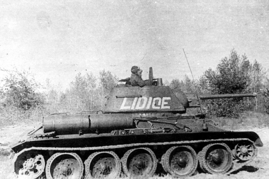 WWII photo Chechoslovak tank T-34/76 Lidice in combat.