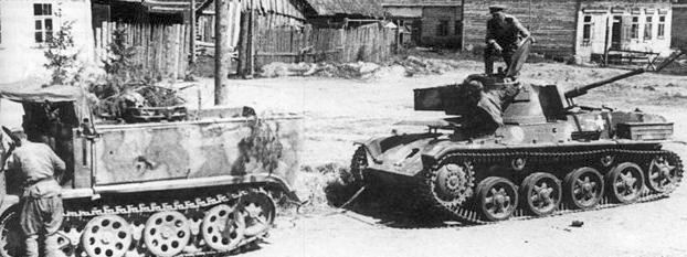 Hungary Toldi-IIA and SdKfz10 captured by Russian army WW2 foto