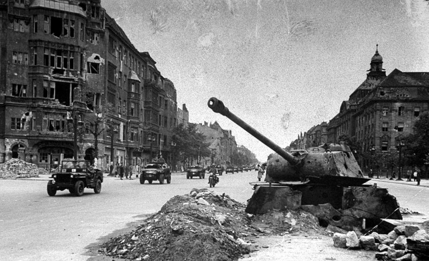 Разбитый германский танк Pz.Kpfw.V Пантера в качестве ДОТа