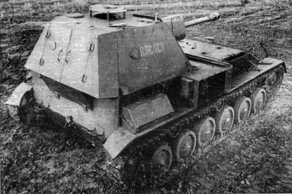 SU76 var bevapnad med en 76,2mm kanon och hade svagt pansarskydd foto