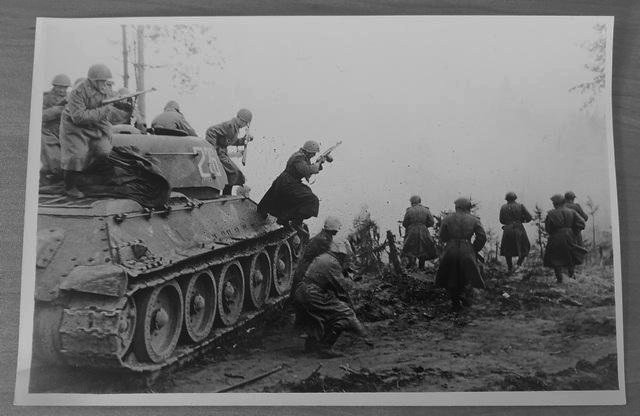 t34 С ШТАМПОВАННОЙ БАШНЕЙ (ВЫПУСК 1943, УРАЛМАШЗАВОД) Бойцы мотострелкового батальона 152-й отдельной танковой бригады во время тактических учений (с негатива 1944 г.)