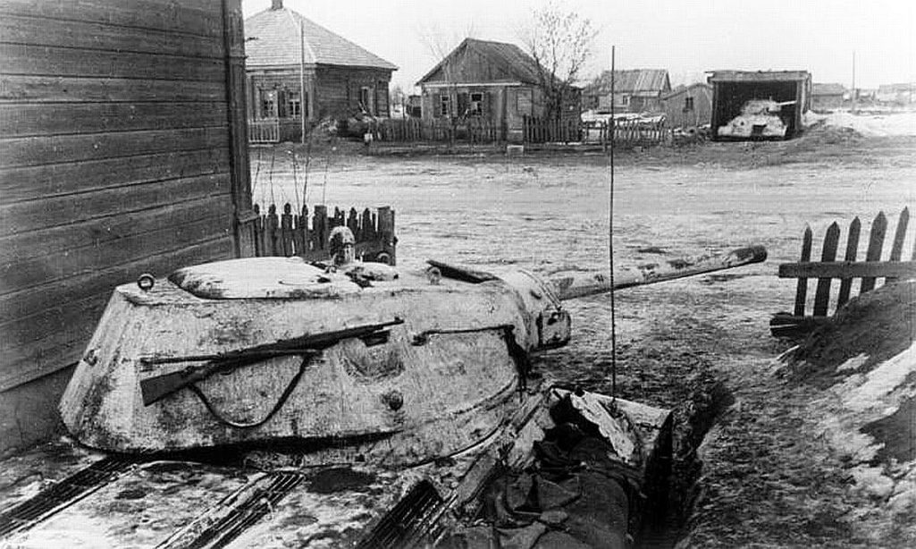 the ambushed T-34 in 1942 or 1943 foto ww2