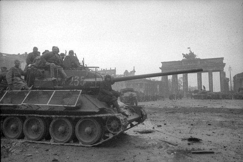 foto WWII Soviet medium tank T-34-85 with the anti-charge screens in Berlin, 1945