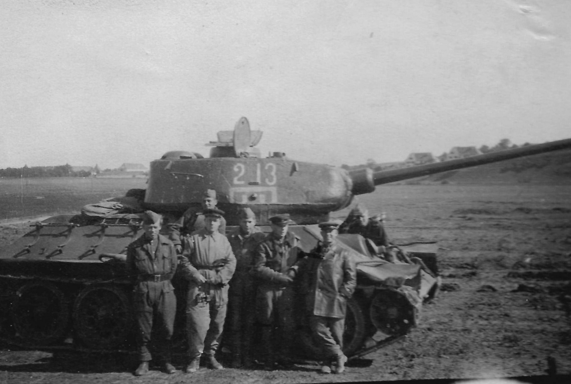 T-34-85   2-    ..  ( ),        ..     213   