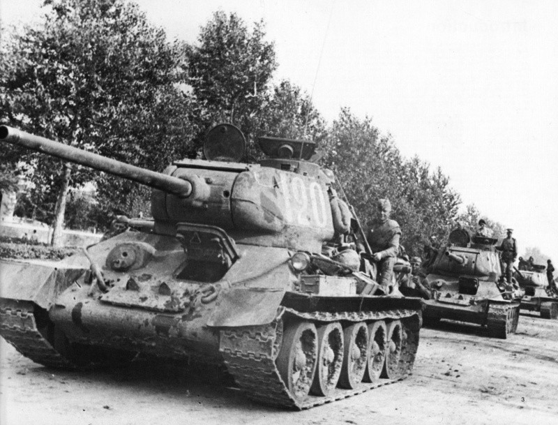 WWII photo medium tanks T-34/85