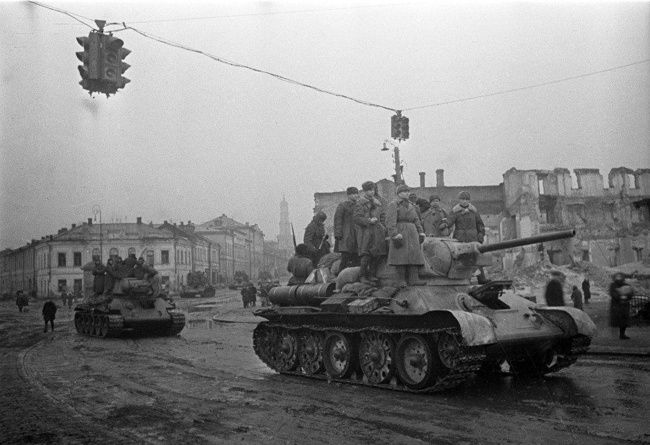 wartime picture T34 tanks with the aux fuel in harkov 