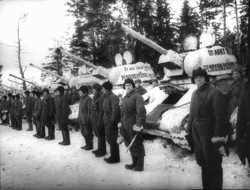 Советские танкисты у танков, полученных в подарок от МНР. Великой Отечественной войны