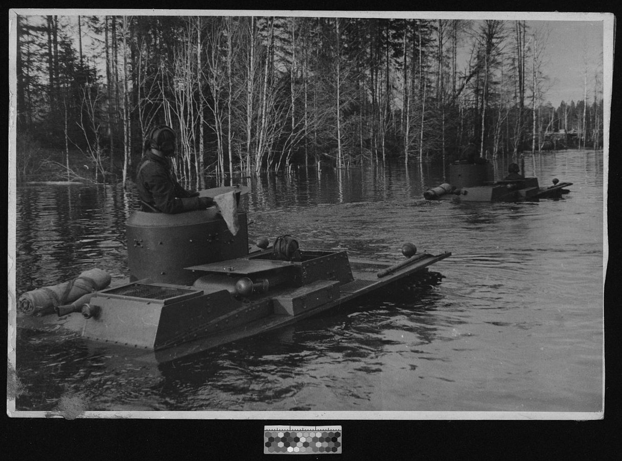 фото ВОВ советские плавающие разведывательные танки Т-38 на воде якобы Июнь 1941