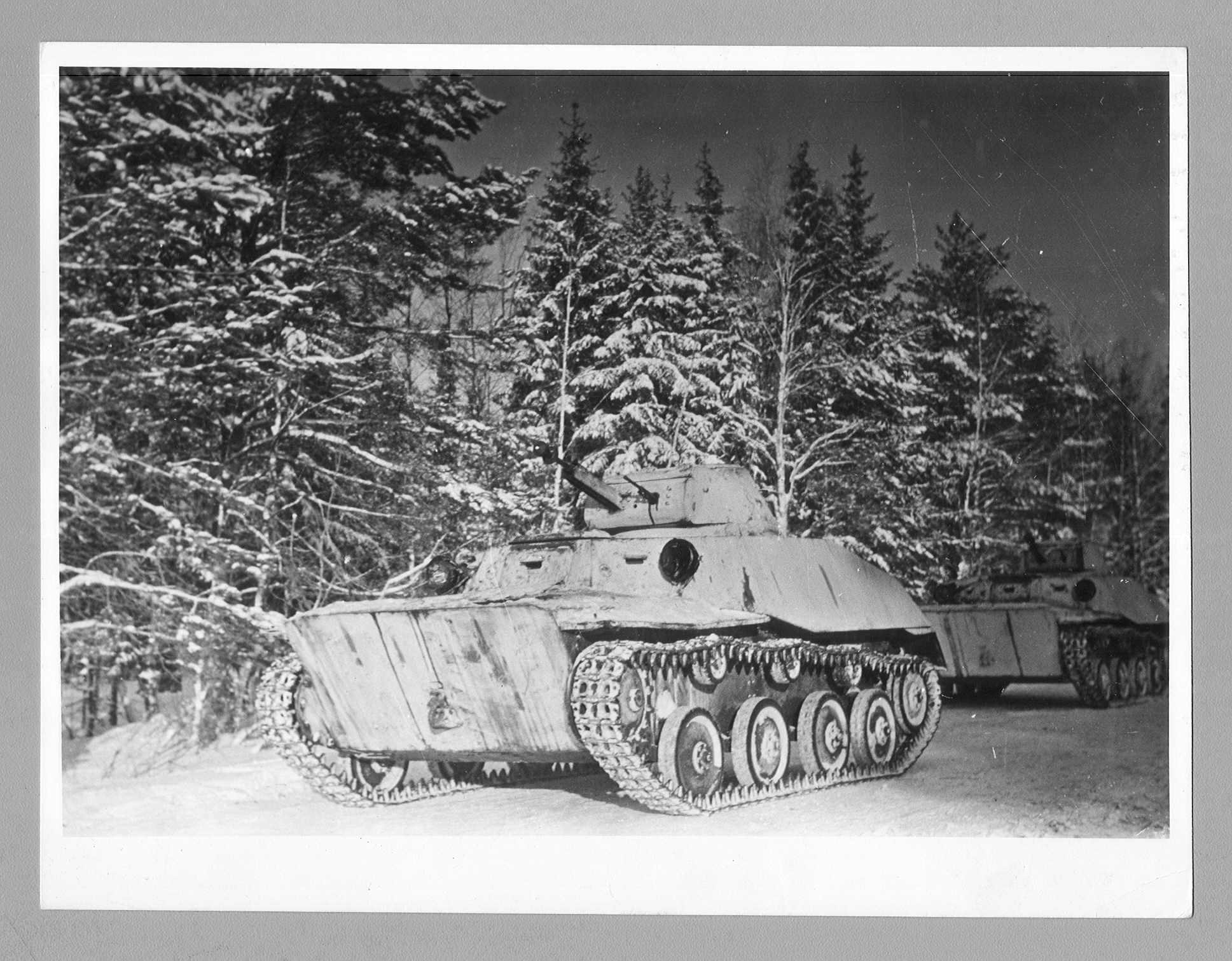 Лёгкие танки Т40 в зимнем камуфляже