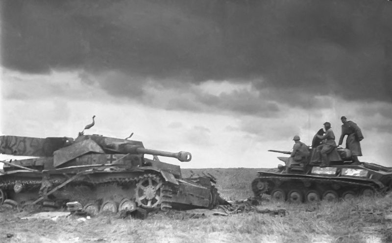 Russian T-70 and dead PzKpfw.IV foto