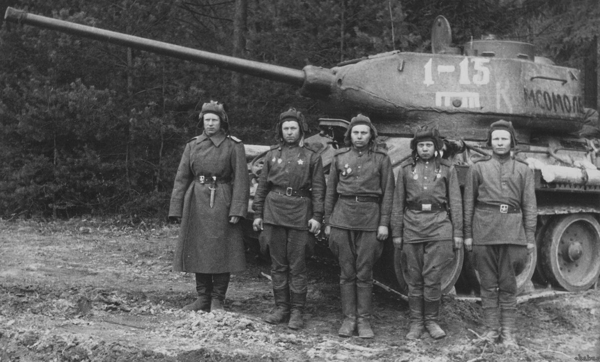T-34/85 № 1-15 tanque medio sovietica foto Komslmol