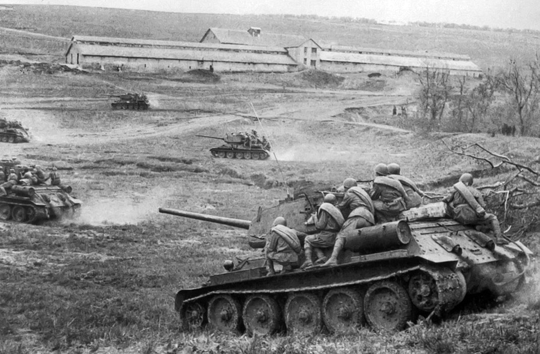 Soviet tanks T-34-85 armed with D5T - wartime picture