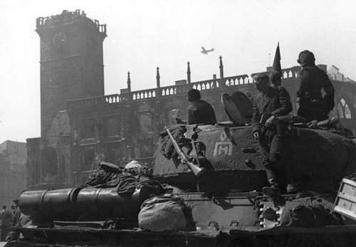 29-й гвардейской мотострелковой бригады 10-го гвардейского Уральского добровольческого танкового корпуса на площади Праги