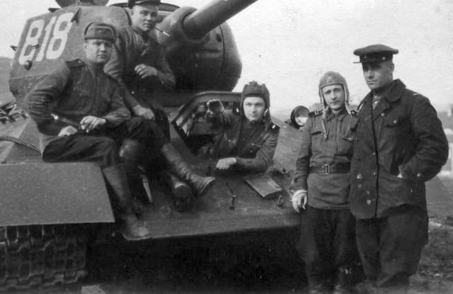 Soviet T-34-85 tanks photos