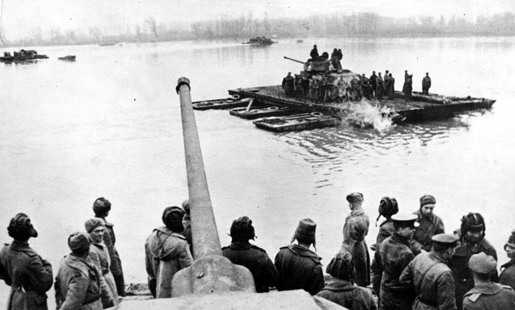 foto ww2 Russian tanks T-34-85 with giraffe signs at Danube near Budapest in 1944