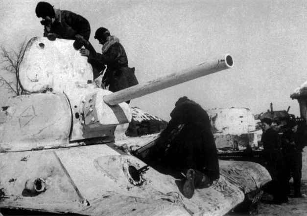 Западный фронт, декабрь 1941 г. На переднем плане Т-34, за ним Т-26, на башнях - красный ромб с цифрами 1 на Т-34 и 1-2 на Т-26